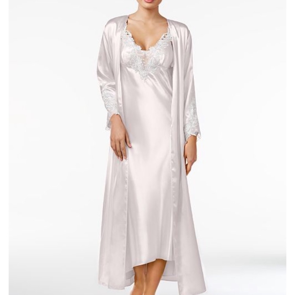 Flora Nikrooz ivory satin bridal bathrobe NWOT